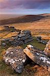 Regardant vers le grand Nodden et Sourton Tor de bras Tor, Parc National de Dartmoor, Devon, Angleterre, Royaume-Uni, Europe