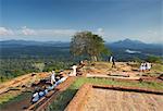 Schulkinder beim Gipfel von Sigiriya, UNESCO-Weltkulturerbe, North Central Province, Sri Lanka, Asien