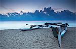 Oruwa (Auslegerkanu) am Strand bei Sonnenuntergang, Negombo, Nordwestprovinz, Sri Lanka, Asien