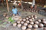 Potter des pots de l'eau d'argile dans un abri au toit de chaume dans un village rural, près de Rayagada, Orissa, Inde, Asie