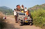 Village surchargée jeep transportant des membres de la tribu Dunguria Kondh au marché local et tribal, Bassam Cuttack, Orissa, Inde, Asie