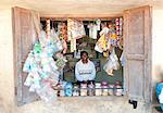 Homme tenir boutique petit village dans le village tribal de Saura, Orissa, Inde, Asie