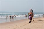 Indiens vacanciers sur la plage de Puri, prise de famille jeune chameau balade le long de la plage, Puri, golfe du Bengale, Orissa, Inde, Asie