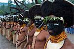 Bunt gekleidet und Gesicht gemalt lokale Stämme feiern das traditionelle Sing Sing in den Highlands von Papua-Neuguinea, Pazifik