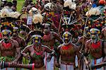 Multicolore habillé et visage peint des tribus locales célébrant la traditionnelle Sing Sing dans les hautes terres de Papouasie Nouvelle Guinée, Pacifique