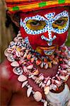 Bunt gekleidet und Gesicht gemalt lokalen Kind feiert die traditionelle Sing Sing in den Highlands von Papua-Neuguinea, Pazifik