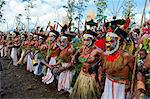 Bunt gekleidet und Gesicht gemalt lokale Stämme feiern das traditionelle Sing Sing in den Highlands von Papua-Neuguinea, Pazifik