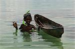 Jeune garçon va pêcher avec son canot et harpon, lagon de Marovo, îles Salomon, Pacifique