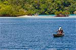 Homme assis dans son canot, lagon de Marovo, îles Salomon, Pacifique