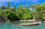 Jeunes garçons en Marovo Lagoon, îles Salomon, la pêche du Pacifique