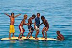 Glückliche Kinder spielen am Strand von Savo Island, Salomonen, Pazifik