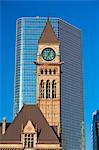 Tour de l'horloge de l'ancien hôtel de ville de contraste avec les gratte-ciel moderne, Toronto, Ontario, Canada, Amérique du Nord