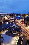 Rivière Tammerkoski longe le complexe Finlayson, la tour de Nasinneula (en haut à gauche), centre de la ville de Tampere, Finlande, Scandinavie, Europe