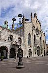 Vue extérieure de la cathédrale au centre de la ville de Côme, lac de Côme, Lombardie, lacs italiens, Italie, Europe