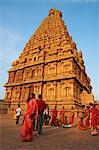 Indian pilgrims, Bridhadishwara temple, UNESCO World Heritage Site, Thanjavur (Tanjore), Tamil Nadu, India, Asia