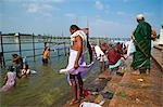 Ritual bathing, Sri Jambukeshwara temple, Tiruchirappalli (Trichy), Tamil Nadu, India, Asia