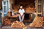 Kokosnüsse zu verkaufen, Devaraja Market, Mysore, Karnataka, Indien, Asien