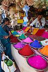 Farbige Pulver zu verkaufen, Devaraja Market, Mysore, Karnataka, Indien, Asien