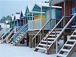 Plage des huttes dans la neige à Wells ensuite la mer, Norfolk, Angleterre