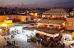 Vue sur la place du marché au crépuscule, la Place Jemaa El Fna, Marrakech, Maroc, Afrique du Nord, Afrique