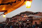 Des étals de marché au crépuscule, la Place Jemaa El Fna, Marrakech, Maroc, Afrique du Nord, Afrique