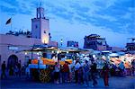 Des étals de marché au crépuscule, la Place Jemaa El Fna, Marrakech, Maroc, Afrique du Nord, Afrique