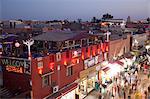 Rue animée à la tombée de la nuit, Marrakech, Maroc, l'Afrique du Nord, Afrique