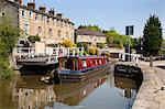 Péniche en passant un pont tournant à Skipton, North Yorkshire, Yorkshire, Angleterre, Royaume-Uni, Europe