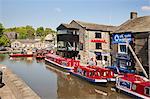 Narrowboats in Skipton Canal Becken, Skipton, North Yorkshire, Yorkshire, England, Vereinigtes Königreich, Europa