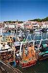 Chalutiers dans le port, Scarborough, North Yorkshire Yorkshire, Angleterre, Royaume-Uni, Europe