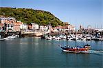 Bateau de croisière de plaisir pirate entrant dans le port, Scarborough, North Yorkshire, Yorkshire, Angleterre, Royaume-Uni, Europe