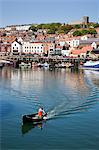 Petit bateau avec moteur hors-bord quittant le port, Scarborough, North Yorkshire, Yorkshire, Angleterre, Royaume-Uni, Europe