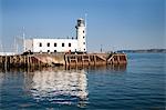 Der Leuchtturm spiegelt sich in den Hafen, Scarborough, North Yorkshire, Yorkshire, England, Großbritannien, Europa