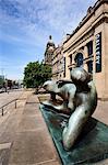 Statue de coude de femme allongée par Henry Moore, Leeds, West Yorkshire, Yorkshire, Angleterre, Royaume-Uni, Europe