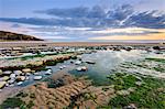 Coucher de soleil sur les roches et aux piscines Dunraven Bay, Southerndown, pays de Galles