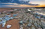 Coucher de soleil sur les rochers de la baie de Dunraven, Southerndown, pays de Galles