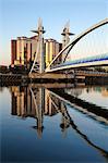Vue tôt le matin sur le pont du Millénnaire, Salford Quays, Manchester, Greater Manchester, Angleterre, Royaume-Uni, Europe
