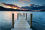 Coucher de soleil sur la jetée de Ashness, baie Barrow, Derwent Water, Keswick, Parc National de Lake District, Cumbria, Angleterre