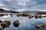 Schneebedeckte Berge in der Dämmerung, Lochan Na h Achlaise, Rannoch Moor, Argyll und Bute, Schottisches Hochland, Schottland