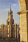 Partielle Bogen mit Blick auf Kathedrale von Arequipa, Arequipa, Peru, Peru, Südamerika, südamerikanischen, Lateinamerika, Lateinamerika-Südamerika