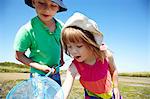 Enfants de pêche avec filet extérieur