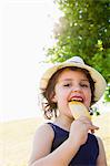 Mädchen essen Eis am Stiel im freien