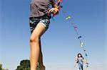 Kinder spielen mit Kites im freien