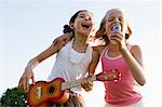 Filles chanter ensemble en plein air