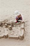 Sandcastle bâtiment garçon sur la plage