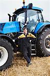 Agriculteur tracteur dans le champ en attente