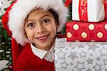 Garçon avec pile de Noël présente, portrait