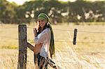 Hippie junge Frau Stand mit Zaun im Bereich