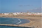 Plage et les toits de la ville, Rabat, Maroc