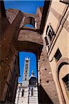 Vue sur la cathédrale de Sienne à travers la voûte, Sienne, Toscane, Italie